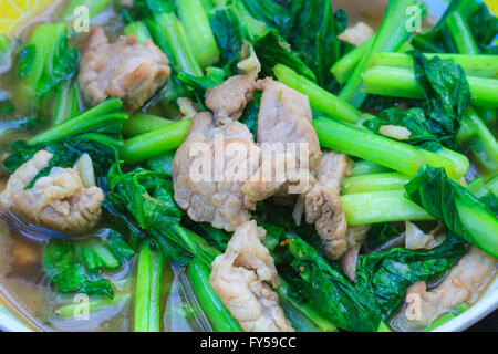 Fritti cavolo cinese con carne di maiale in salsa di ostriche, la cottura nella cucina tailandese Foto Stock