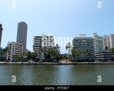 Ala Wai su Annulla in Waikiki sull'isola di Oahu in lo stato delle Hawaii. Con percorso a piedi, alberi ed edifici alti fodera str Foto Stock