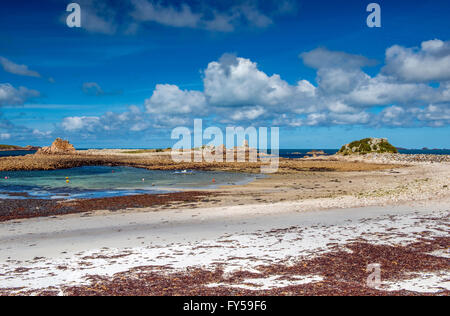 Periglis sulla spiaggia di St Agnes Isole Scilly Cornwall su un cielo blu, giornata di sole Foto Stock