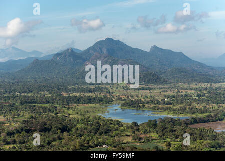 Paesaggio visto dalla parte superiore della Roccia di Sigiriya Fortezza, Sigiriya o Lion Rock, Sri Lanka Foto Stock