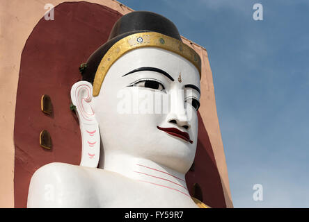 Di fronte ad una statua del Buddha, quattro Buddha seduto Santuario, a Kyaikpun Pagoda di Bago, birmania, myanmar Foto Stock