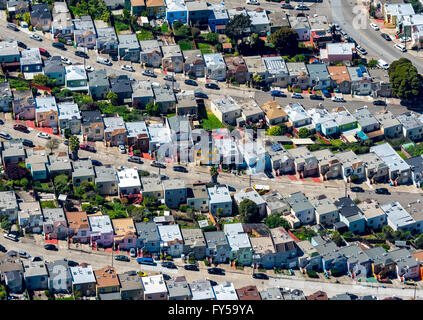 Vista aerea, edifici di appartamenti, case unifamiliari su una strada in salita, San Francisco San Francisco Bay Area, California, Stati Uniti d'America Foto Stock