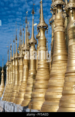 Stupa dorato di Shwe Inn Thein Paya, complesso pagoda, Inthein, Indein, Stato Shan, Myanmar Foto Stock