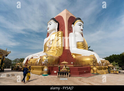 Quattro Buddha seduto al santuario di Kyaikpun Pagoda di Bago, birmania, myanmar Foto Stock