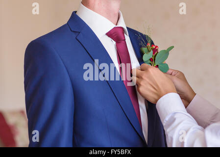 Uomo migliore regolazione govern Boutonniere close-up Foto Stock