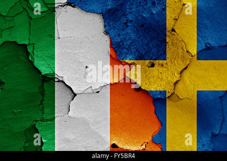 Bandiere di Irlanda e Svezia dipinta sulla parete incrinato Foto Stock