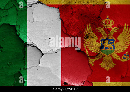 Bandiere di Italia e Montenegro dipinta sulla parete incrinato Foto Stock