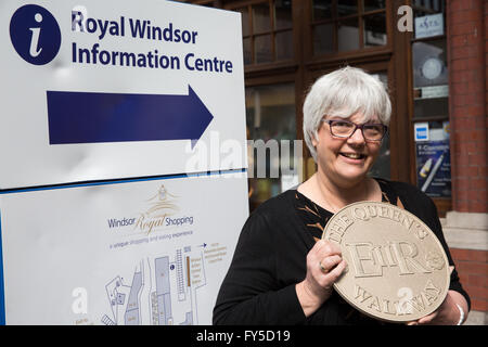 Windsor, Regno Unito. 26 Maggio, 2015. Barbara Hunt, Royal Windsor Information Center Manager, detiene la finale Queen's walkway marcatore. Foto Stock