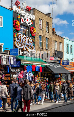 People Shopping a Camden mercato domenicale, Camden Town, Londra, Regno Unito Foto Stock