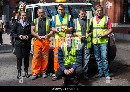 Windsor, Regno Unito. 26 Maggio, 2015. Il team di installazione da Murrill costruzione posano con commemorativa della regina passerella marcatori. Foto Stock