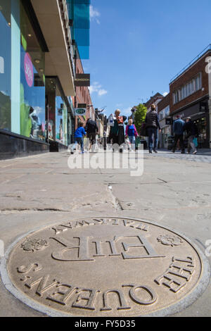Windsor, Regno Unito. Il 20 maggio 2015. Un marcatore per la Regina della passerella che denota il Daniel Department Store in Peascod Street. Foto Stock