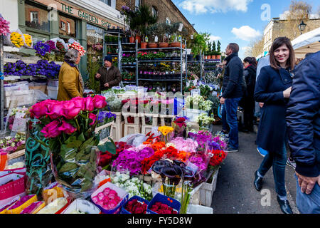I londinesi acquistare fiori a Columbia Road Flower Market, Tower Hamlets, Londra, Inghilterra Foto Stock