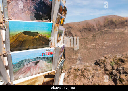 Cartoline / cartoline in vendita presso il negozio di souvenir su pendii di / il vertice superiore del Vesuvio vicino a Napoli, Italia. Foto Stock