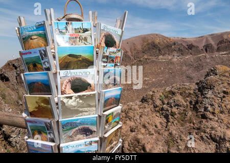 Cartoline / cartoline in vendita presso il negozio di souvenir su pendii di / il vertice superiore del Vesuvio vicino a Napoli, Italia. Foto Stock