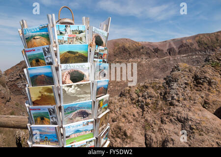 Cartoline / cartoline in vendita presso il negozio di souvenir su pendii di / il vertice superiore del Vesuvio vicino a Napoli, Italia. Foto Stock