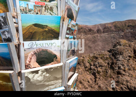 Cartoline / cartoline in vendita presso il negozio di souvenir su pendii di / il vertice superiore del Vesuvio vicino a Napoli, Italia. Foto Stock