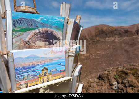 Cartoline / cartoline in vendita presso il negozio di souvenir su pendii di / il vertice superiore del Vesuvio vicino a Napoli, Italia. Foto Stock