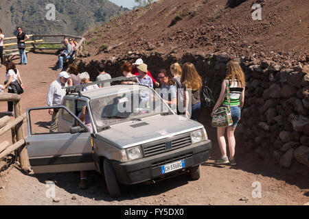 Fiat Panda 4 da quattro porta non turistico a piedi / turisti per il vertice superiore del Vesuvio / Mt. Il Vesuvio vicino a Napoli, Italia Foto Stock