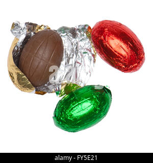 Pasqua egss fatta di cioccolato e avvolto nel foglio colorato, isolato Foto Stock