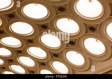 Primo piano dell'illuminazione del soffitto cassettoni del Elektrozavodskaya stazione della metropolitana su a Mosca. Foto Stock