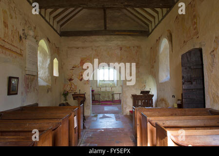 La navata centrale della chiesa parrocchiale nella frazione di Coombes nella valle Adur, West Sussex, Regno Unito Foto Stock