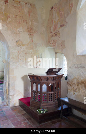 Il pulpito e il muro medievale dipinti nella chiesa parrocchiale di Coombes nella valle Adur, West Sussex, Regno Unito Foto Stock