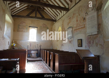 La navata centrale della chiesa parrocchiale nella frazione di Coombes nella valle Adur Foto Stock