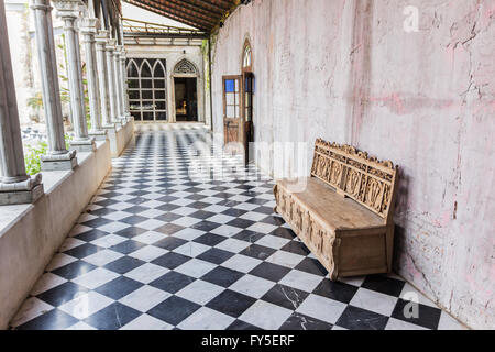 Antichi sofà contro il vecchio sfondo in stucco Foto Stock