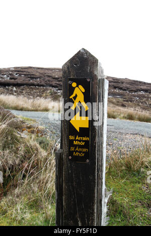 Segno a piedi sulla terra della palude con il trasporto su strada in background su Arranmore, County Donegal. Foto Stock