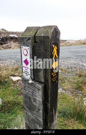 Scelta di due itinerario a piedi i segni sul Arranmore, County Donegal. Foto Stock