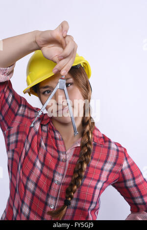 Ritratto di donna bella costruzione lavoratore con bussola. Isolato sullo sfondo bianco. Foto Stock