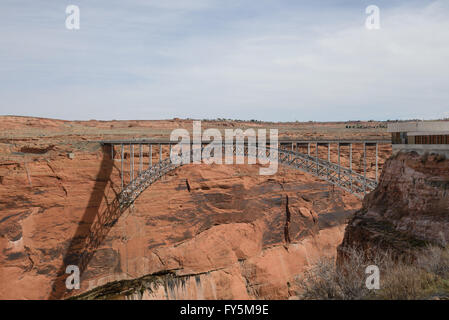 Enorme diga ponte attraversare il fiume Colorado a Lake Powell, Arizona USA Foto Stock