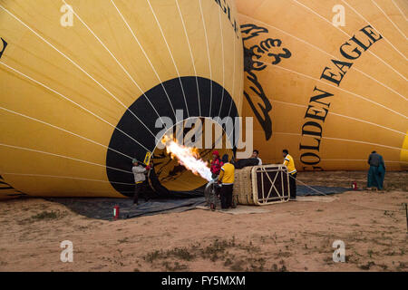 Il gonfiaggio della mongolfiera sul punto di prelievo (Old Bagan - Myanmar). Gonflage d'une montgolfière sur l'aire d'envol. Foto Stock