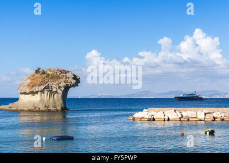 Il Fungo, rock in forma di fungo a Lacco Ameno bay, Isola d Ischia, Italia Foto Stock