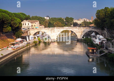 La città di Roma, serata d'estate. Il Pons Cestio o Ponte Cestio in italiano è una pietra romana ponte di Roma, Italia, spanning Foto Stock