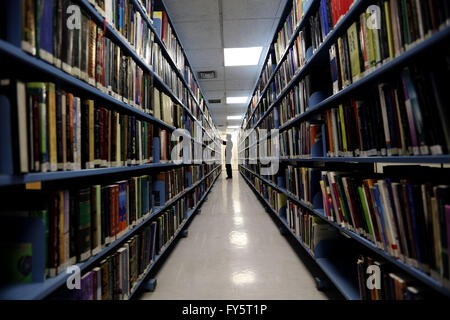 (160422) -- Il Cairo, 22 aprile 2016 (Xinhua) -- Una giordana ricerche degli studenti per i libri a Abdul Hameed Shoman biblioteca pubblica in Amman, Giordania, il 18 aprile 2016. Abdul Hameed Shoman biblioteca pubblica è la più grande biblioteca in Giordania comprendente un centinaio di migliaia di? Varie discipline. Grandi numeri di giordani di visitare la biblioteca ogni giorno. Xxi Giornata Mondiale del libro e del Copyright arriverà il sabato. "Un libro è un legame tra il passato e il futuro. Si tratta di un ponte tra le generazioni e tra le culture. Essa è una forza per la creazione e la condivisione di sapienza e conoscenza." ha affermato il direttore generale della UNES Foto Stock