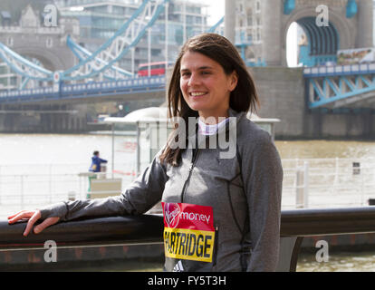 Il Tower Bridge,Londra,UK,XXI Aprile 2016,British runner Susan Partridge finalizzate per la selezione per il 2016 Giochi Olimpici di Rio assiste un photocall da Tower Bridge in Londo Credito: Keith Larby/Alamy Live News Foto Stock