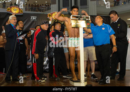 22/4/2016 Ayala Center,Cebu, Filippine.pesa per il mondo WBO Jr,peso piuma campionato combattuto tra Filipino-American boxer,Nonito "Flash filippino' Donaire (32 anni) W36 L3-D0) e challenger da Ungheria, Zsolt Bedak (32 anni) W25 L1-D0). Sulla stessa scheda,Mark Magsayo prende per le scale per la sua lotta con Chris Avalos. Foto Stock