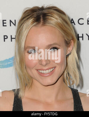 Hollywood, CA, Stati Uniti d'America. Xxi Aprile, 2016. 21 Aprile 2016 - Hollywood, California - Kristen Bell. Gli arrivi per la Annenberg spazio per la fotografia presenta ''Rifugiati'" tenutasi presso la Annenberg spazio per la fotografia . Photo credit: Birdie Thompson/AdMedia Credito: Birdie Thompson/AdMedia/ZUMA filo/Alamy Live News Foto Stock