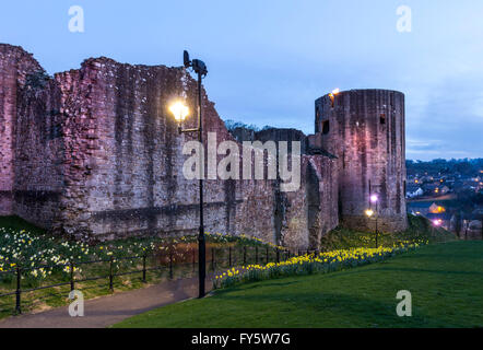 Barnard Castle, Teesdale, County Durham Regno Unito. Giovedì 21 Aprile 2016. Fari a luce rotante ACCESI al tramonto sulla torre rotonda di Barnard Castle nel nord est dell' Inghilterra per celebrare il Queens novantesimo compleanno. Credito: David Forster/Alamy Live News Foto Stock