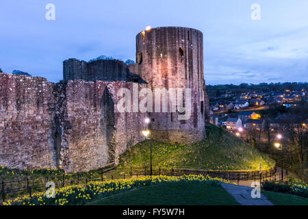 Barnard Castle, Teesdale, County Durham Regno Unito. Giovedì 21 Aprile 2016. Fari a luce rotante ACCESI al tramonto sulla torre rotonda di Barnard Castle nel nord est dell' Inghilterra per celebrare il Queens novantesimo compleanno. Credito: David Forster/Alamy Live News Foto Stock