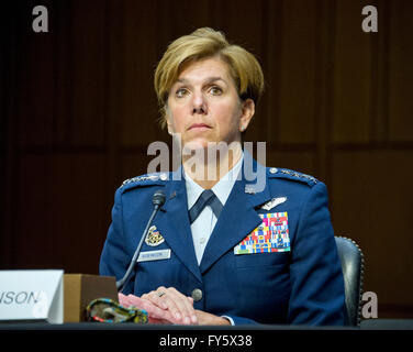 United States Air Force generale Lori J. Robinson testimonia dinanzi alla commissione del Senato sulle forze armate per la sua riconferma al grado di generale e di essere Comandante del Comando Settentrionale degli Stati Uniti/Commander, North American Aerospace Defense Command al Campidoglio di Washington il giovedì, 21 aprile 2016. Credito: Ron Sachs/CNP - nessun filo SERVICE - Foto Stock