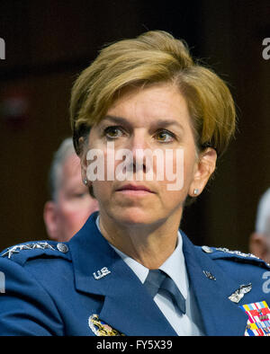 United States Air Force generale Lori J. Robinson testimonia dinanzi alla commissione del Senato sulle forze armate per la sua riconferma al grado di generale e di essere Comandante del Comando Settentrionale degli Stati Uniti/Commander, North American Aerospace Defense Command al Campidoglio di Washington il giovedì, 21 aprile 2016. Credito: Ron Sachs/CNP - nessun filo SERVICE - Foto Stock