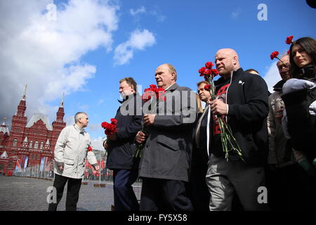 Mosca, Russia. 22 apr, 2016. Gennady Zuganov (3rd, L), leader del Partito comunista della Federazione Russa, frequenta un fiore di posa cerimonia presso il mausoleo di Lenin a Mosca, in Russia, il 22 aprile 2016. Le persone hanno partecipato a un fiore di posa cerimonia al il mausoleo di Lenin per contrassegnare il 146° anniversario della sua nascita il venerdì. Credito: Evgeny Sinitsyn/Xinhua/Alamy Live News Foto Stock