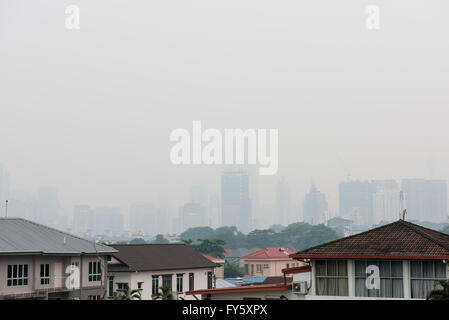 Kuala Lumpur, Malesia. Il 22 aprile, 2016. Singapore, Malesia e Indonesia sono state tappezzate di haze dalla foresta e peatland fuochi bruciare in Sumatra e Borneo per delle settimane scorse. Dal fumo degli incendi è un problema annuale e la nebulosità crea intensificato questa settimana. Inquinamento atmosferico letture hanno raggiunto livelli pericolosi di tutta la regione. Credito: Chris JUNG/Alamy Live News Foto Stock