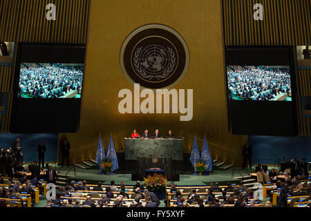 Nazioni Unite, New York, Stati Uniti d'America. 22 apr, 2016. Foto realizzata il 22 aprile 2016 illustra la cerimonia della firma di Parigi climate deal presso la sede delle Nazioni Unite a New York. Credito: Li Muzi/Xinhua/Alamy Live News Foto Stock