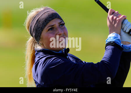 Ayrshire, Regno Unito. Il 22 aprile, 2016. 105 lady golfisti provenienti da tutto il mondo hanno preso parte alla Helen Holm golf championship concorrenza inizialmente su Troon Portland Campo da Golf, Ayrshire. Dopo 2 giri la top 66 si qualifica per il round finale su Royal Troon GC di domenica e come un campionato di qualificazione, assegnati i punti verranno conteggiati per la 'Curtis Cup' la selezione del team Credit: Findlay/Alamy Live News Foto Stock