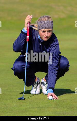 Troon Portland Campo da Golf, Ayrshire, Regno Unito. Il 22 aprile, 2016. 105 lady golfisti provenienti da tutto il mondo hanno preso parte alla Helen Holm golf championship concorrenza inizialmente su Troon Portland Campo da Golf, Ayrshire. Dopo 2 giri la top 66 si qualifica per il round finale su Royal Troon GC di domenica e come un campionato di qualificazione, assegnati i punti verranno conteggiati per la 'Curtis Cup' la selezione del team Credit: Findlay/Alamy Live News Foto Stock