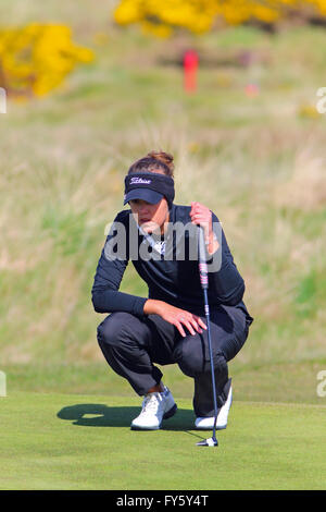 Troon Portland Campo da Golf, Ayrshire, Regno Unito. Il 22 aprile, 2016. 105 lady golfisti provenienti da tutto il mondo hanno preso parte alla Helen Holm golf championship concorrenza inizialmente su Troon Portland Campo da Golf, Ayrshire. Dopo 2 giri la top 66 si qualifica per il round finale su Royal Troon GC di domenica e come un campionato di qualificazione, assegnati i punti verranno conteggiati per la 'Curtis Cup' la selezione del team Credit: Findlay/Alamy Live News Foto Stock