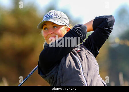 Ayrshire, Regno Unito. Il 22 aprile, 2016. 105 lady golfisti provenienti da tutto il mondo hanno preso parte alla Helen Holm golf championship concorrenza inizialmente su Troon Portland Campo da Golf, Ayrshire. Dopo 2 giri la top 66 si qualifica per il round finale su Royal Troon GC di domenica e come un campionato di qualificazione, assegnati i punti verranno conteggiati per la 'Curtis Cup' la selezione del team Credit: Findlay/Alamy Live News Foto Stock